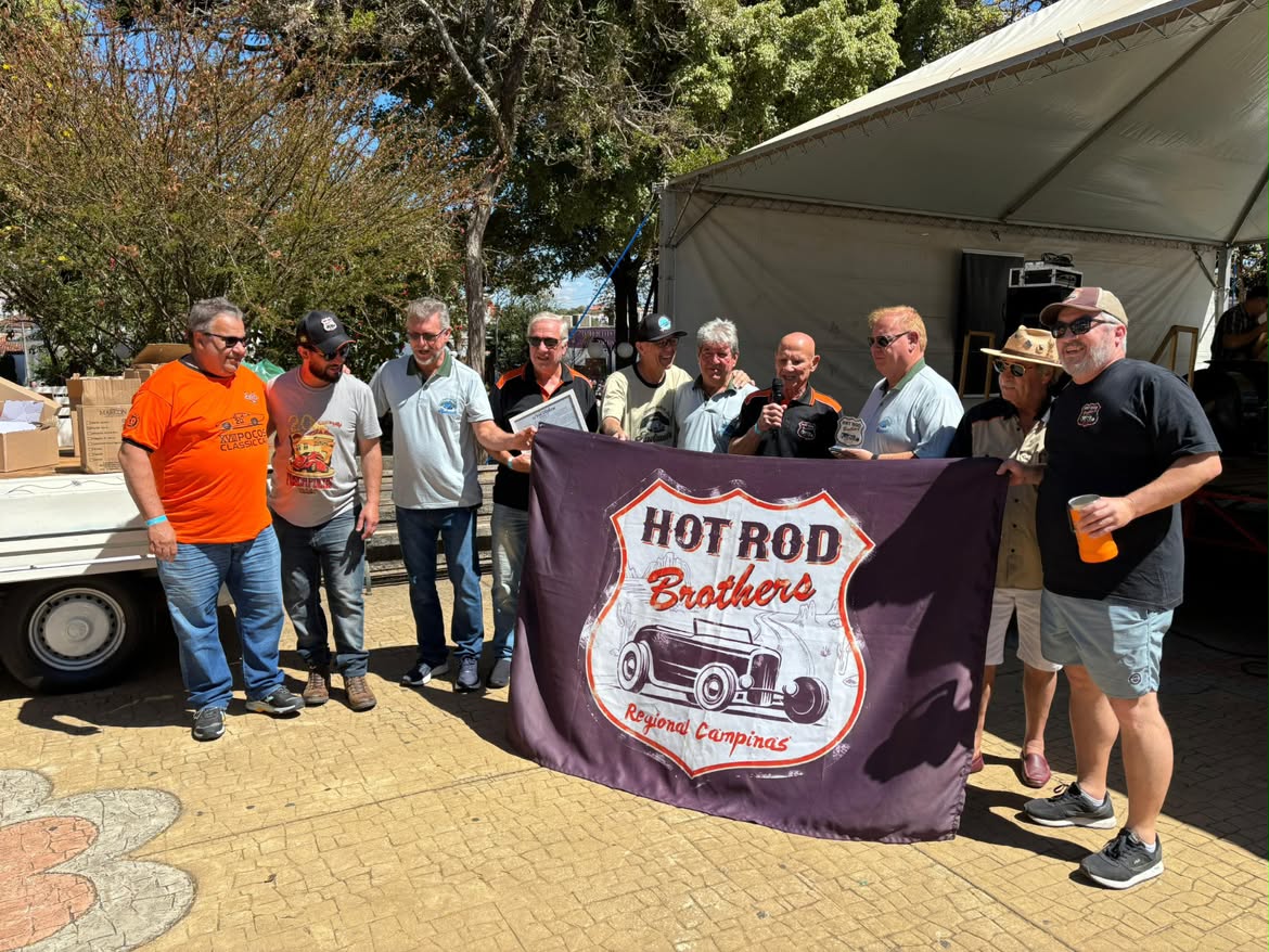 Equipe e amigos do clube com a bandeira Hot Rod Brothers