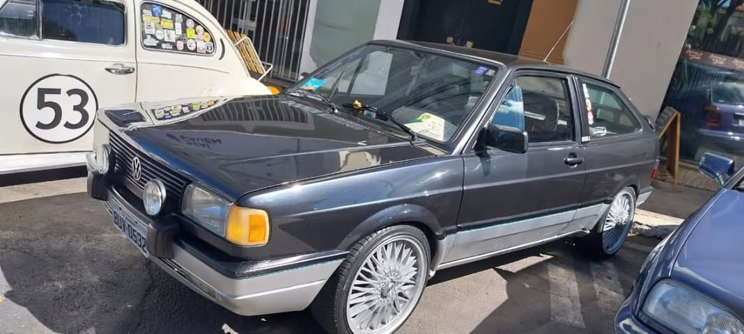 VW Gol GT cinza rebaixado com rodas esportivas