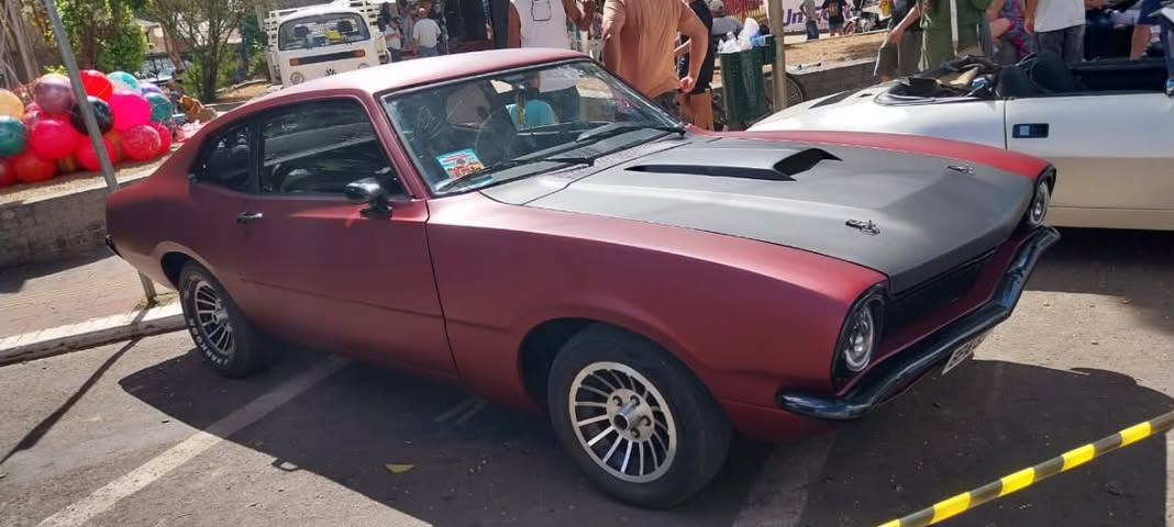 Ford Maverick vinho com capô preto no encontro