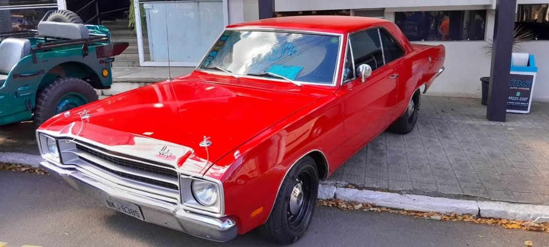 Dodge Dart vermelho clássico estacionado