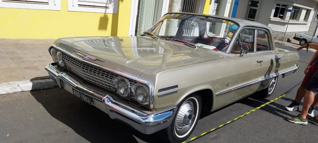 Chevrolet Impala clássico dourado exposto na rua