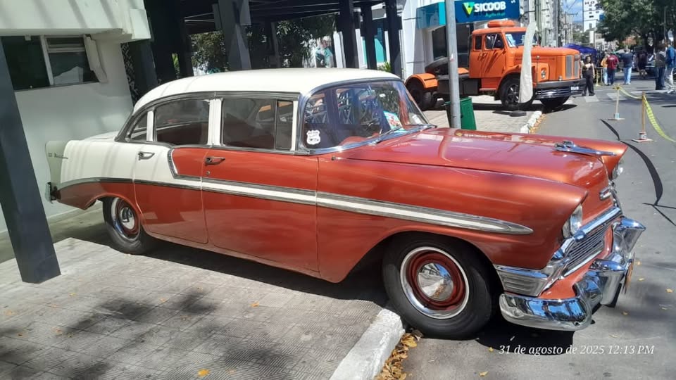 Chevrolet Bel Air vermelho e creme dos anos 50